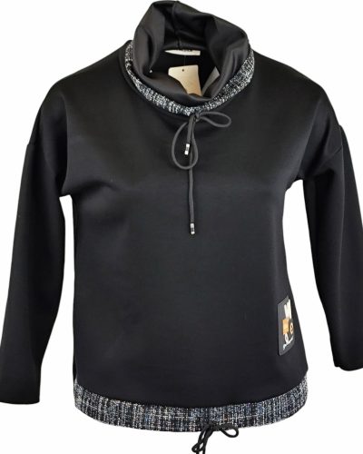 Egyszínű, vastagabb puntó anyagból készült, garbós nyakú, hosszú ujjú, fiatalos olasz felsőrész- fekete