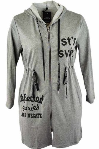 Húzott derekú, hosszú  egyenes fazonú, kapucnis, zsebes, cipzáras olasz pamut kardigán, fekete felirattal- szürke