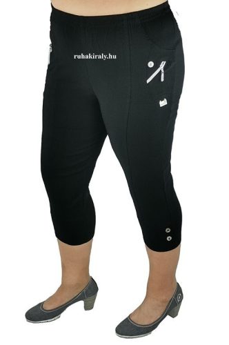Nagyon rugalmas sztreccs anyagú, gumis derekú, egyszínű molett nyári capri nadrág gombokkal és cipzár díszítéssel a zsebén- fekete