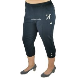   Nagyon rugalmas sztreccs anyagú, gumis derekú, egyszínű molett nyári capri nadrág gombokkal és cipzár díszítéssel a zsebén- sötétkék