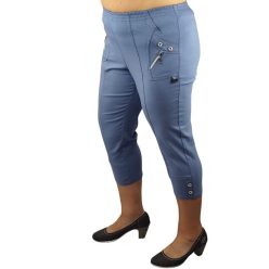   Nagyon rugalmas sztreccs anyagú, gumis derekú, egyszínű molett nyári capri nadrág gombokkal és cipzár díszítéssel a zsebén- kék
