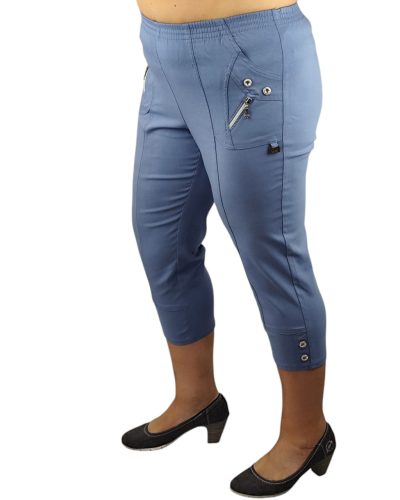 Nagyon rugalmas sztreccs anyagú, gumis derekú, egyszínű molett nyári capri nadrág gombokkal és cipzár díszítéssel a zsebén- kék