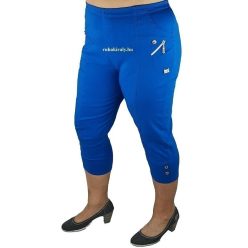   Nagyon rugalmas sztreccs anyagú, gumis derekú, egyszínű molett nyári capri nadrág gombokkal és cipzár díszítéssel a zsebén- királykék