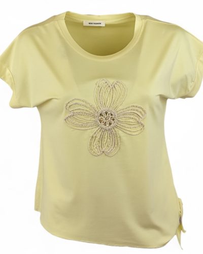 Natúr madzaggal hímzett virágfejjel díszített, környakú, rövid ujjú, viszkóz anyagból készült, oldalt kötős, fiatalos felsőrész- vanília sárga