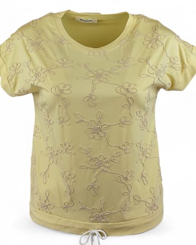 Natúr madzaggal hímzett elejű, környakú, rövid ujjú, viszkóz anyagból készült, fiatalos felsőrész, húzható zsinórral az alján- vanília sárga