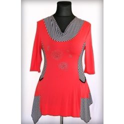   Antónia egyszínű, fekete fehér csíkos betétekkel díszített, A-vonalú, zsebes, fiatalos lengyel tunika, 3/4-es ujjú, környakú, pitypang virág díszítéssel az elején- lazac szín, fekete, fehér