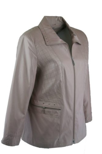 Galléros, környakú, cipzáros, egyenes fazonú, csinos, béléses bőrhatású szövet anyagába hímzett rombuszminta díszítéssel  készült blézer, ferde cipzáros zsebekkel- púder szín