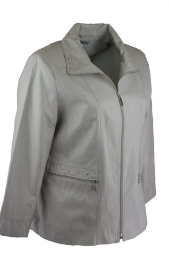 Galléros, környakú, cipzáros, egyenes fazonú, csinos, béléses bőrhatású szövet anyagába hímzett rombuszminta díszítéssel  készült blézer, ferde cipzáros zsebekkel- drapp