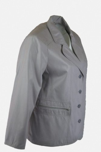 Nagy galléros, V-nyakú, gombos, egyenes fazonú, csinos, béléses bőrhatású szövetből készült blézer, cipzáros zsebekkel- világos szürke