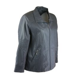   Galléros, környakú, cipzáros, egyenes fazonú, csinos, béléses bőrhatású szövet anyagába préselt rombuszminta díszítéssel  készült blézer, ferde cipzáros zsebekkel- sötét kékes szürke