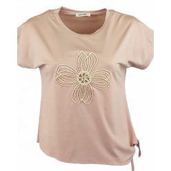   Natúr madzaggal hímzett virágfejjel díszített, környakú, rövid ujjú, viszkóz anyagból készült, oldalt kötős, fiatalos felsőrész- púder szín