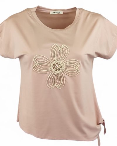 Natúr madzaggal hímzett virágfejjel díszített, környakú, rövid ujjú, viszkóz anyagból készült, oldalt kötős, fiatalos felsőrész- púder szín