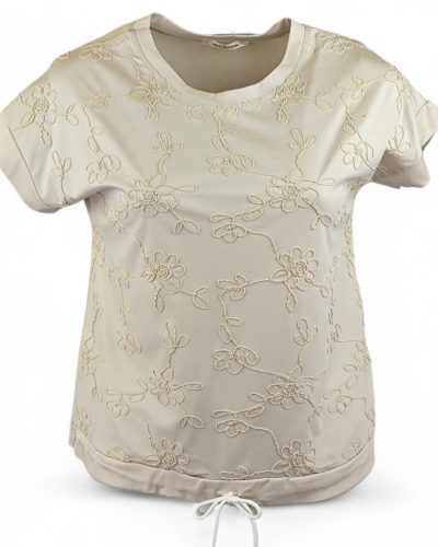 Natúr madzaggal hímzett elejű, környakú, rövid ujjú, viszkóz anyagból készült, fiatalos felsőrész, húzható zsinórral az alján- drapp