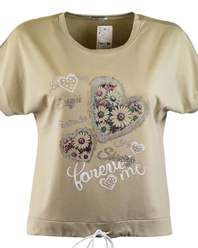 Csillogós szívekkel díszített, környakú, rövid ujjú, viszkóz anyagból készült, fiatalos felsőrész, húzható zsinórral az alján- drapp