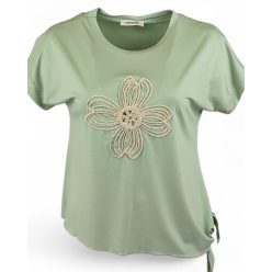   Natúr madzaggal hímzett virágfejjel díszített, környakú, rövid ujjú, viszkóz anyagból készült, oldalt kötős, fiatalos felsőrész- ALMAZÖLD