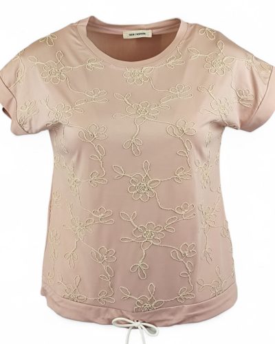 Natúr madzaggal hímzett elejű, környakú, rövid ujjú, viszkóz anyagból készült, fiatalos felsőrész, húzható zsinórral az alján- púder szín