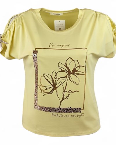 Arany négyzetben, 2 szál arany virággal díszített, viszkóz anyagból készült, lyukas vállú, rövid megkötős ujjú, fiatalos olasz felsőrész- vanília sárga, arany