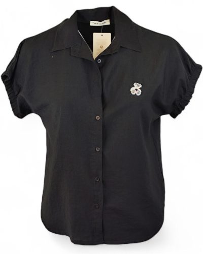 Egyszínű, rövid ujjú, galléros, rövidebb egyenes fazonú, fiatalos olasz vékony viszkóz ingblúz, kis köves mackóval- fekete
