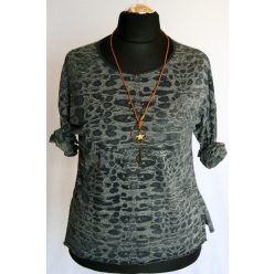   Kígyóbőr mintás pamut anyagból készült, hosszú ujjú, környakú, foatalos olasz felső, nyaklánccal- sötét szürke