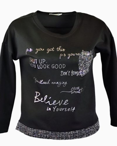 Feliratos elejű, szíves, vastagabb puntó anyagú, környakú, hosszú ujjú, fiatalos olasz felsőrész- fekete