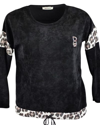 Vastag bordás anyagú, ocelot állatmintával díszített, egyszínű, hosszú ujjú, környakú, fiatalos olasz felsőrész, kis mackóval- fekete