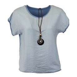   Egyszínű, egyenes csípőre érő fazonú, rövidujjú, környakú, fiatalos olasz felsőrész, lánccal- világoskék