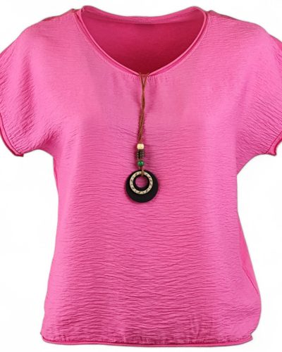Egyszínű, egyenes csípőre érő fazonú, rövidujjú, környakú, fiatalos olasz felsőrész, lánccal- pink