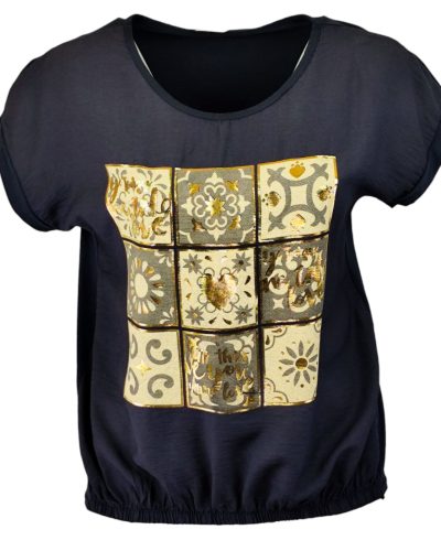 9 kis aranyozott kocka mintás, hátul sima egyszínű pamut anyagból készült, rövid ujjú, környakú, fiatalos olasz felsőrész, alul gumírozott- sötétkék, arany