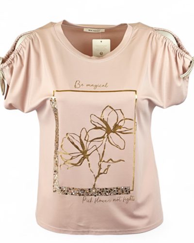 Arany négyzetben, 2 szál arany virággal díszített, viszkóz anyagból készült, lyukas vállú, rövid megkötős ujjú, fiatalos olasz felsőrész- púder szín, arany