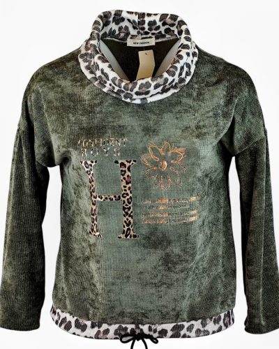 Vastag bordás anyagú, feliratos elejű, hosszú ujjú, garbó nyakú, fiatalos olasz felső, ocelot állatminta díszítéssel- keki zöld